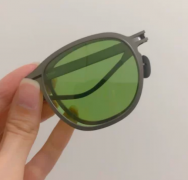 实体店买的太阳镜，绿色的，很个性，喜欢的联系我