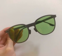 实体店买的太阳镜，绿色的，很个性，喜欢的联系我