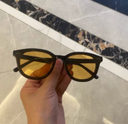 茶色眼镜，好看凹造型必备，不退货，购前请咨询。