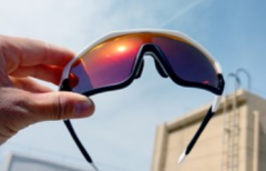 炫酷粉色墨镜，只带过不到10次，有需要的联系我