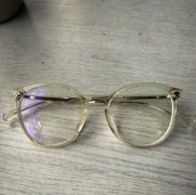 暴龙眼镜买架子小了，我头有点宽,就一直放家里没戴过，保存的很