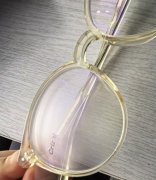 暴龙眼镜买架子小了，我头有点宽,就一直放家里没戴过，保存的很