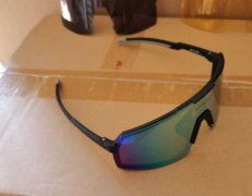 退坑出GUB偏光骑行眼镜 带三个镜片，正常使用痕迹