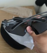 朋友送的不知名品牌运动防护镜，带偏光，防晒功能很赞。全新未用